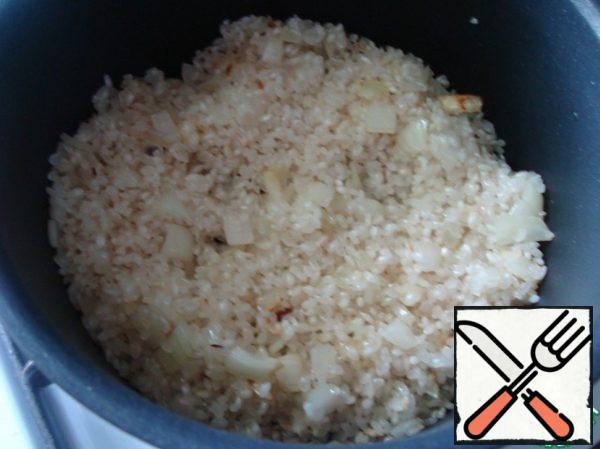 Cook the rice until complete evaporation of the alcohol, stirring occasionally.