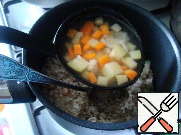And now we begin a ladle to add the broth with vegetables. Added a scoop, cook until it is absorbed fully. Again, add the scoop. Broth with vegetables stay on low heat all the time! 