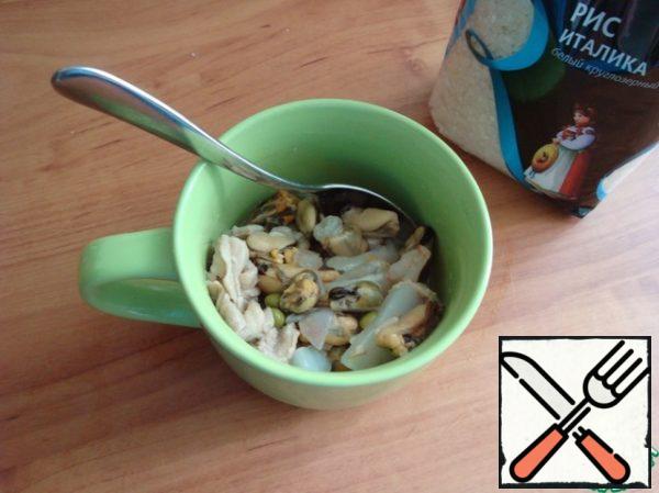 Mussels and squid were frozen. Completely defrost them, rinse and dry them with a paper towel.
