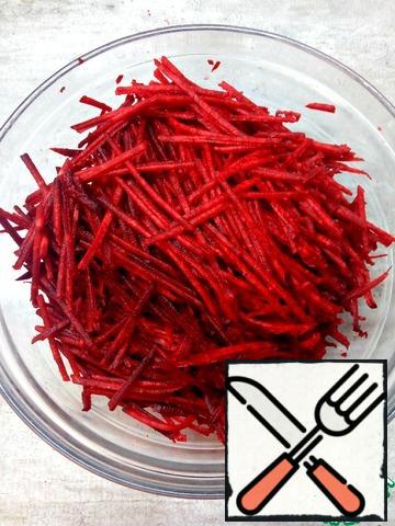 Peel the beets and cut into thin strips.