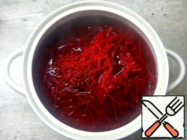 After the time has elapsed, transfer the beetroot and broth to a tureen and leave until completely cooled.
Put the eggs to boil.
