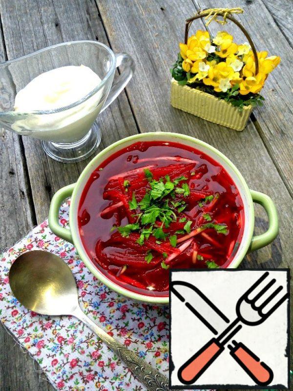 Add beetroot, radish and cucumber to the soup tureen, as well as finely chopped greens.
Serve cold with sour cream sauce.