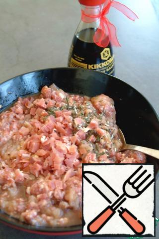 The chicken breast on a meat grinder into minced meat. Ham cut into small pieces. Mix chicken, pork, ham, spices. Add egg, wine, soy sauce. Salt and pepper. Mix everything well.