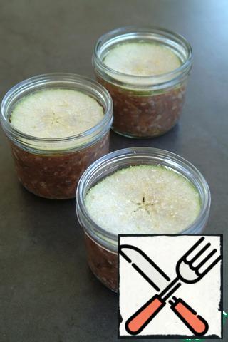 Slice the Apple dipped in sugar, cover the minced meat in a jar.