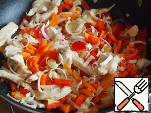 Pour oil into a preheated frying pan, fry the onion, add the meat and, stirring, fry for 15 minutes. Then add carrots, pepper (you can add a piece of chili pepper), stir and fry for about 10 minutes until tender.
