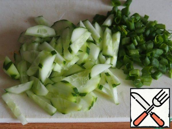 Slice a fresh cucumber and green onion. Funchosa is prepared according to the instructions on the package. I always cut the finished funchosa so that the noodles are shorter.
