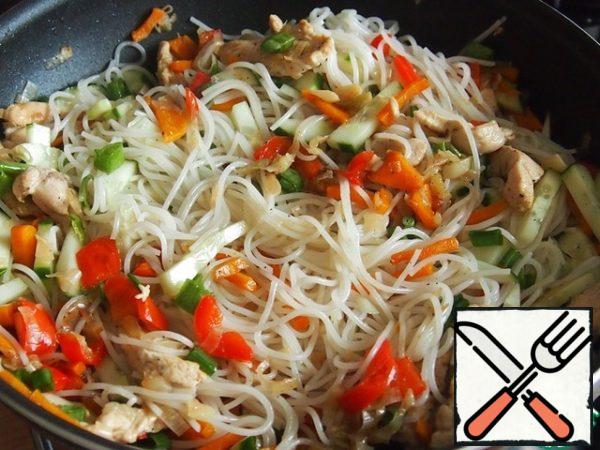 Add the finished funchosa to the meat and vegetables, add cucumber and green onion, mix, add salt and pepper to taste. If desired, add a spoonful of ground coriander.

