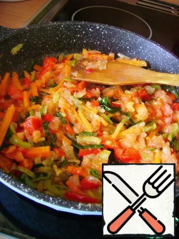 Chop onions and leek greens into strips, carrots and peppers. Slowly, over medium heat, fry the vegetables in butter until soft, not allowing them to reddening. Add the peeled tomatoes and simmer.