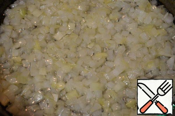 Cut the onion into small cubes, fry in vegetable oil until transparent.