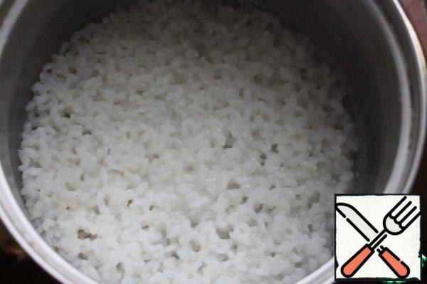 Boil the rice in 1/2 cup of water until tender. The rice should be exactly round in shape, of good quality, with a silky texture that fully corresponds to this pattern.
