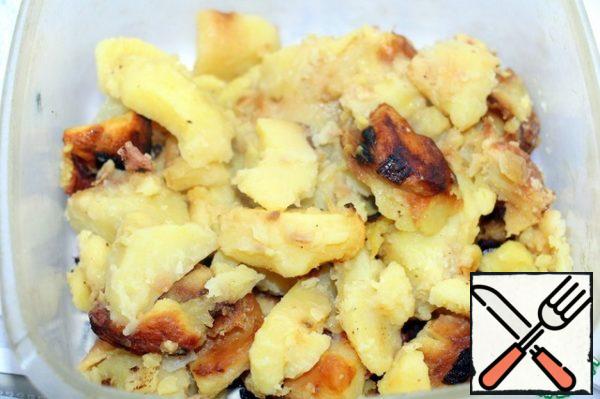 Fry potatoes with onions in vegetable oil until tender.