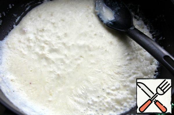 In butter fry a little flour, add constantly stirring, a thin stream of cream, add nutmeg, salt, stir and boil for 1 minute.