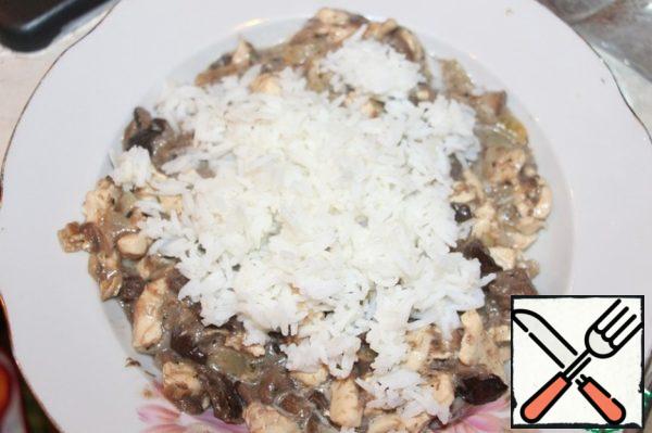 Add the finished rice to the filling, mix.

