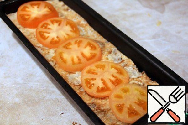 Put a sheet of pita bread on top, lay out the rings of tomatoes.
