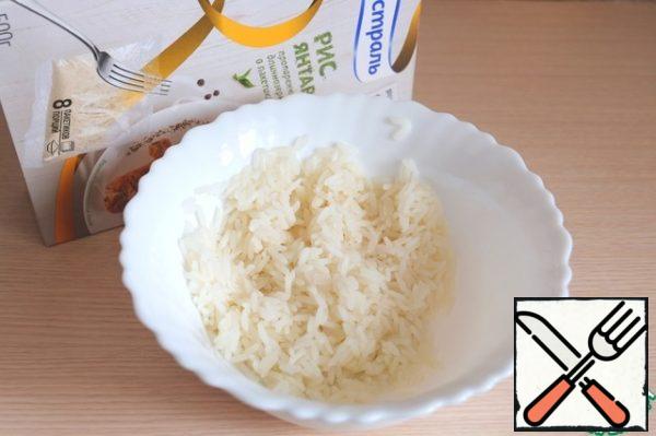 Boiled rice put in a bowl, rinse in cold water. Let the water drain out.