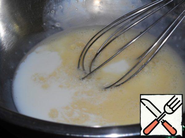 Pour milk into the beaten egg.
