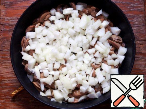 Onions clean, wash, cut into cubes and add to the mushrooms. Fry mushrooms and onions until tender.