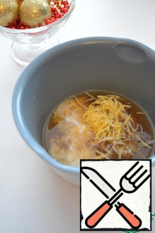 Boil the wine, reduce the heat, and spread the cheese with cream in small portions, stirring constantly.