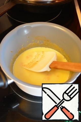 The result should be a homogeneous mass.
Pour the starch diluted in cream, boil until thick and remove from heat.