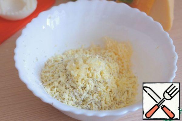 Garlic pass through a garlic press, add to a mixture of grated yolk and cheese. Salt the mixture to taste.