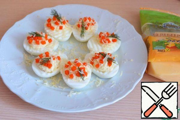 Then cooked cheese cream. Decorate the snack with sprigs of dill and diced boiled carrots.