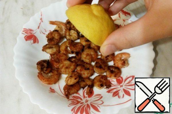 Spread the shrimp on a plate and sprinkle with a little lemon.