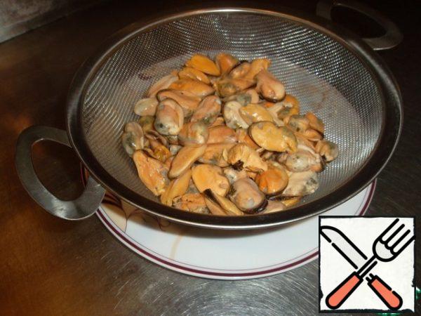Unfreeze the mussels and rinse thoroughly.