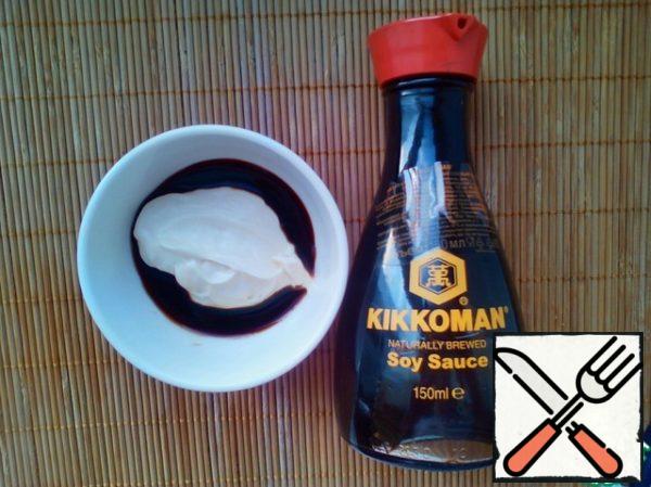 Mix mayonnaise and soy sauce.
