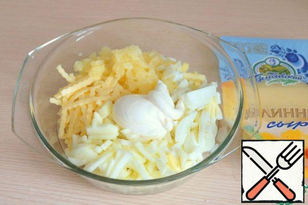 Combine the ingredients in a bowl, add the garlic passed through the garlic press (1 clove), add salt to taste, season the salad with mayonnaise.
