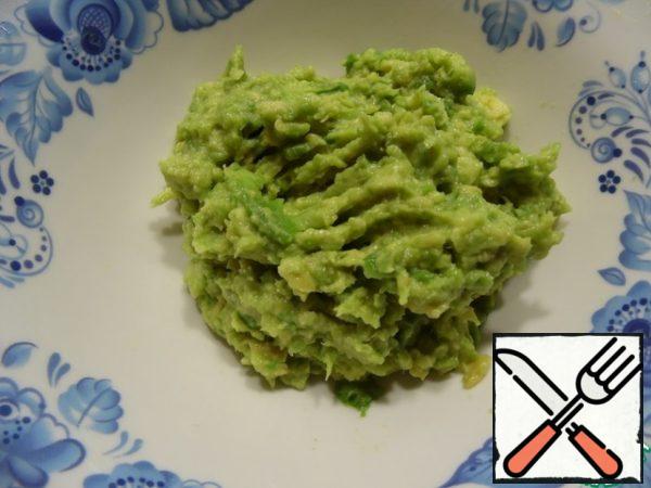 Pulp avocado mash with a fork, mix with lemon juice.