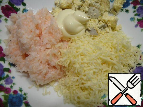 Chop the shrimp, mix with the yolks, cheese and mayonnaise.
