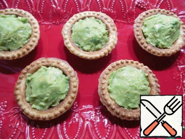 In the finished tartlets put the avocado sauce.