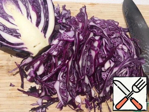Take the red cabbage and chop it. We remember a little so that the cabbage becomes a little softer.
