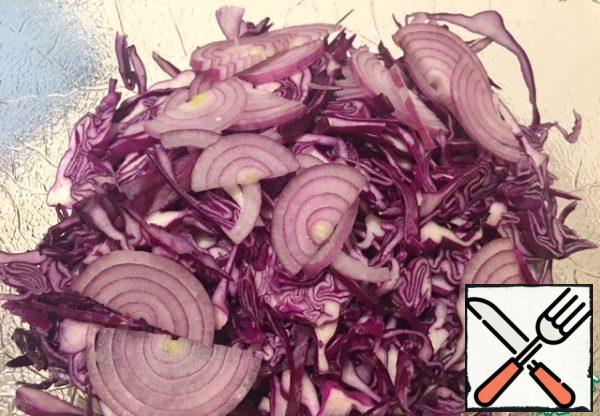 Cut the red onion into thin half rings.

