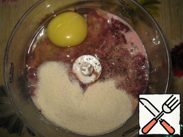 Chicken liver is well washed with cold water, clean from fat, bile ducts, cut, put in a blender bowl.
Add milk, egg, semolina, salt and pepper (I usually take a "mixture of peppers") to taste.