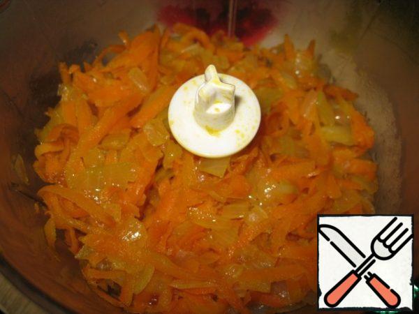 While semolina swells, pour the sunflower oil on a heated pan and lightly fry the onions and carrots. Optionally, you can add mushrooms. Prepared vegetables to put in a plate to cool.
