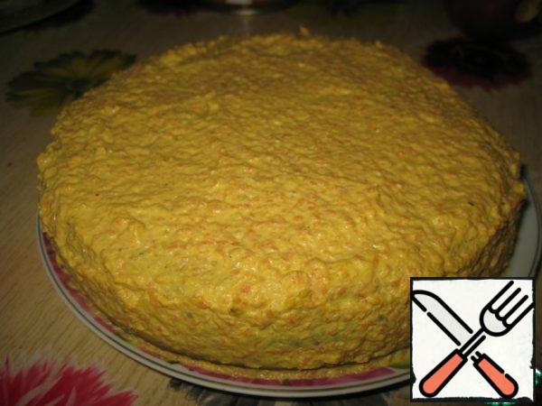 Put the second cake on top and apply the remaining cream on it, and the sides.
In fact, the cake is ready. It is advisable to leave it for a few hours for impregnation.
I leave at room temperature until cool, then put in the refrigerator (most often at night, but enough for impregnation 2-3 hours).