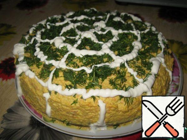 For decoration, you can sprinkle the pie with finely chopped fresh herbs or grated cheese, or grated egg. You can make a "mesh" or some other drawing from sour cream (using a pastry syringe or a regular bag - put the sour cream in a bag, cutting off the corner and squeezing out the drawing). There is room for imagination here.