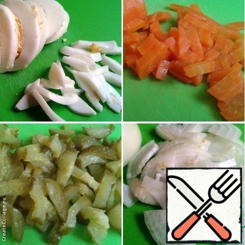 Eggs, carrot (I have boiled) and cucumber cut into strips (or cubes). If you have raw carrots, grate them on a coarse grater. Onion thin half-rings.