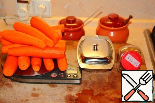The ingredients are simple and unpretentious. About 1.3 kg of carrots I got after cleaning, as well as salt, sugar and butter.
