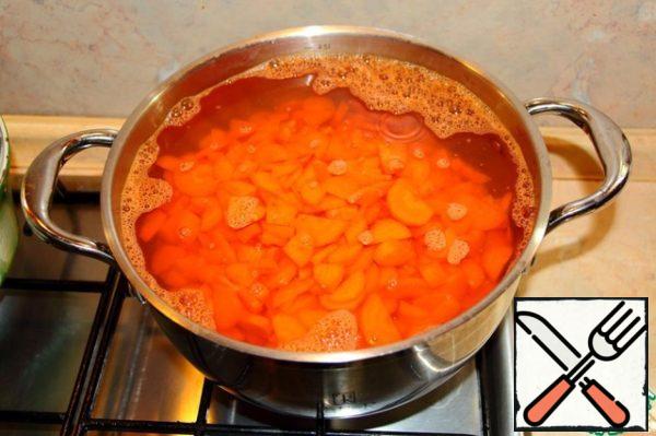 I decided to simplify my life not to cook for a couple, but simply to boil carrots. Therefore, I throw it in boiling water and cook until ready.