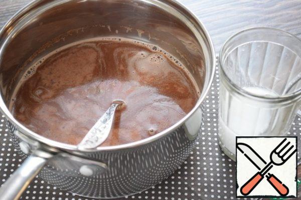 Add milk to the chocolate with vanilla. Bring to a boil and completely dissolve the chocolate. If desired, add sugar.
