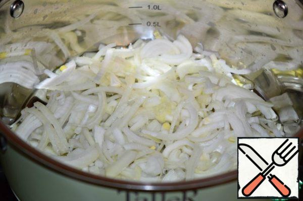Onions cut into half rings.
In a saucepan, heat olive oil (sunflower) and fry onions until soft.