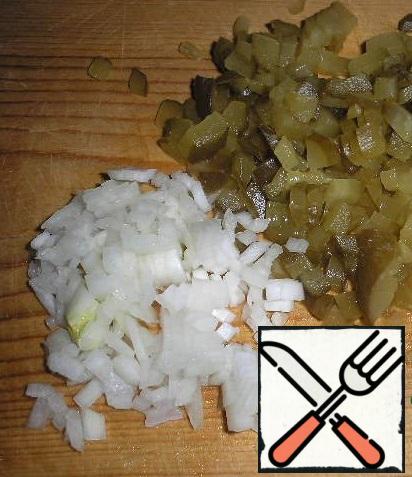 Important! Potatoes are cooked last.
Finely chop the cucumbers and onions .