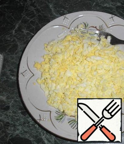 Eggs mash with a fork.