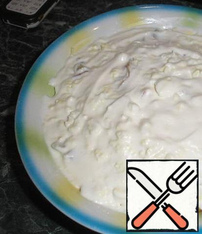 In a salad bowl put layers:
1-potatoes
2-cucumbers and onions
Grease with mayonnaise
3-eggs
Grease with mayonnaise