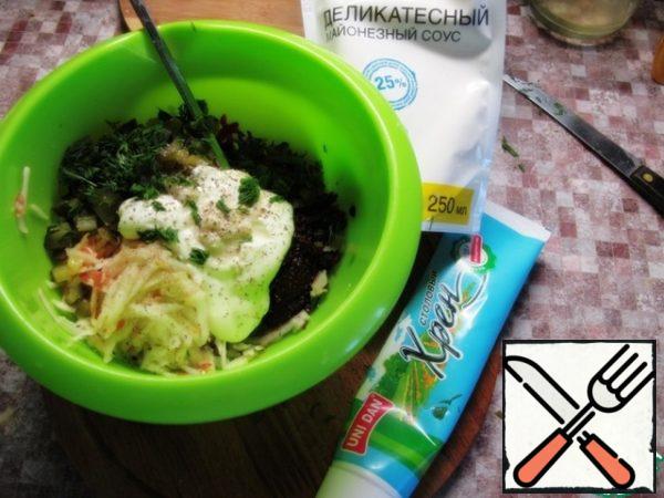 And finely chopped pickles. Season with light mayonnaise mixed with grated horseradish, add chopped dill. There is very little mayonnaise, because the salad turns out so juicy. Pepper. Add salt after the sample, as sometimes there is enough salt from the marinade.