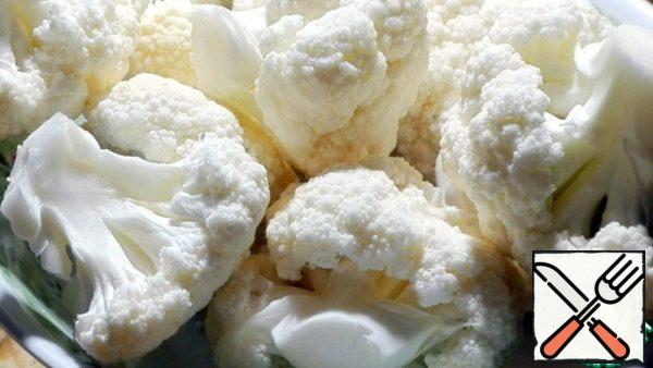 Cauliflower disassembled into inflorescences
and put it in the pot. Onion chopped finely
and sautéed in olive oil.
