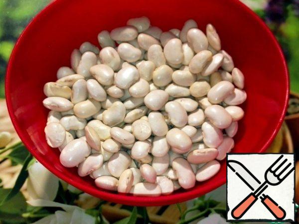 Soak the white beans in cold water in the evening. After 15 hours, drain the water, and rinse the beans with running water. Pour the beans into a saucepan, fill with water so that the beans are completely in the water. Cook it on low heat until soft for about 70 minutes. Set aside some beans for the filling. Pour in the broth and bring to a boil. (During the fast, it is better to use vegetable broth.)
