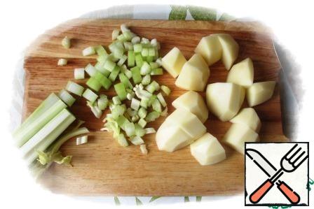 Peel potatoes and chop coarsely, cut celery into thin slices.